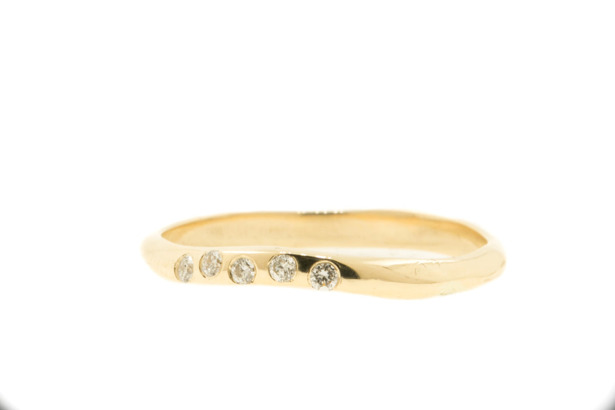 Handgemaakte en fairtrade fijne organische gouden ring met vijf diamanten