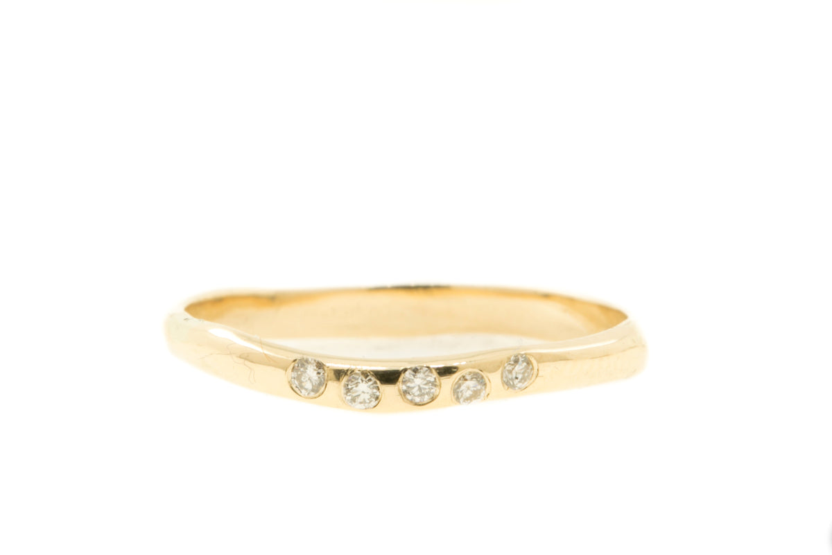 Handgemaakte en fairtrade fijne organische gouden ring met vijf diamanten