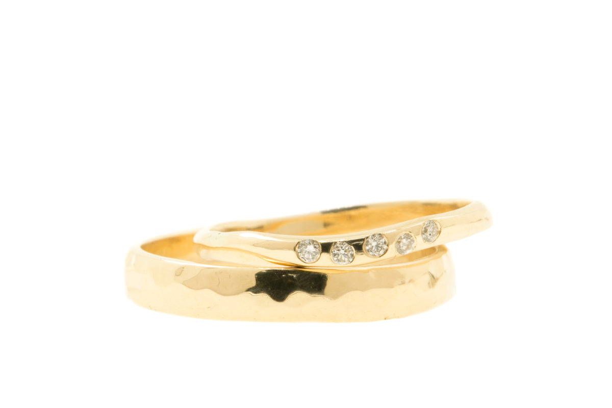 Handgemaakte en fairtrade fijne organische gouden ring met vijf diamanten