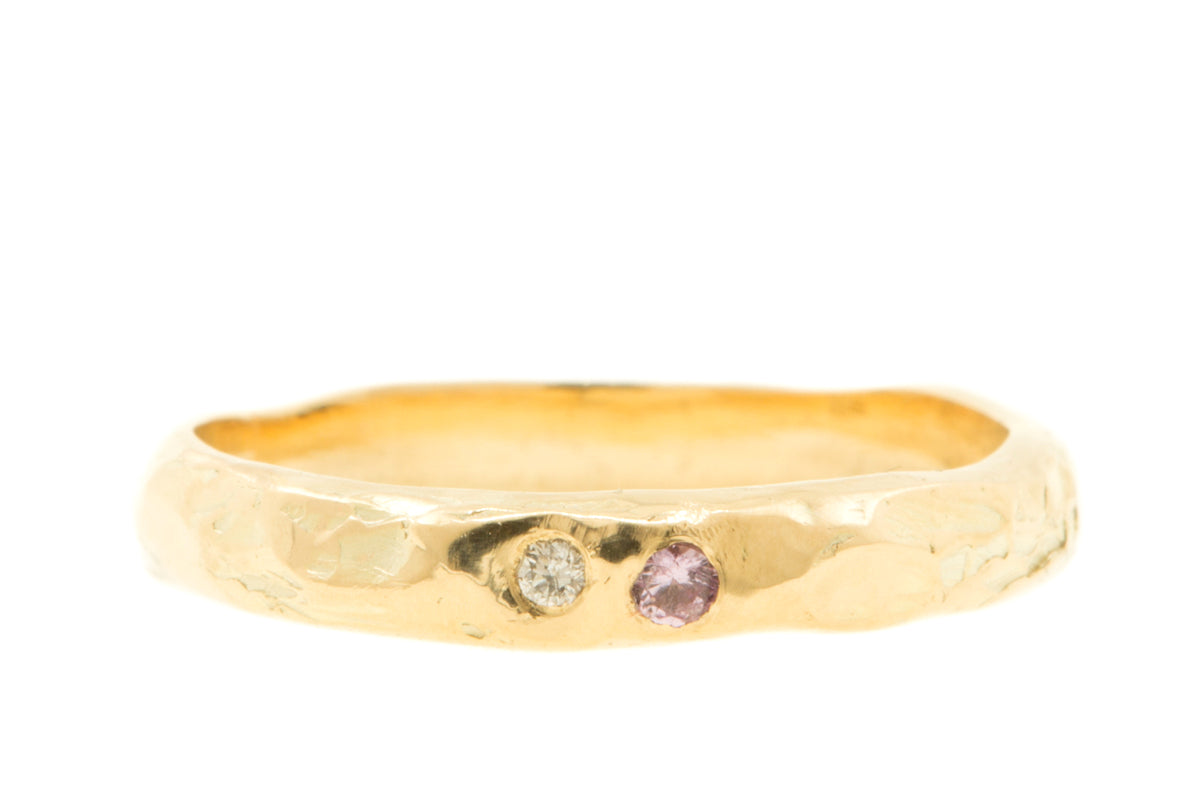Handgemaakte & fairtrade geelgouden ring met roze saffier en diamantje - baargoud