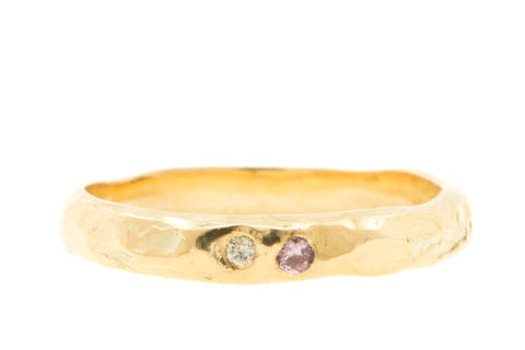 Handgemaakte & fairtrade geelgouden ring met roze saffier en diamantje - baargoud