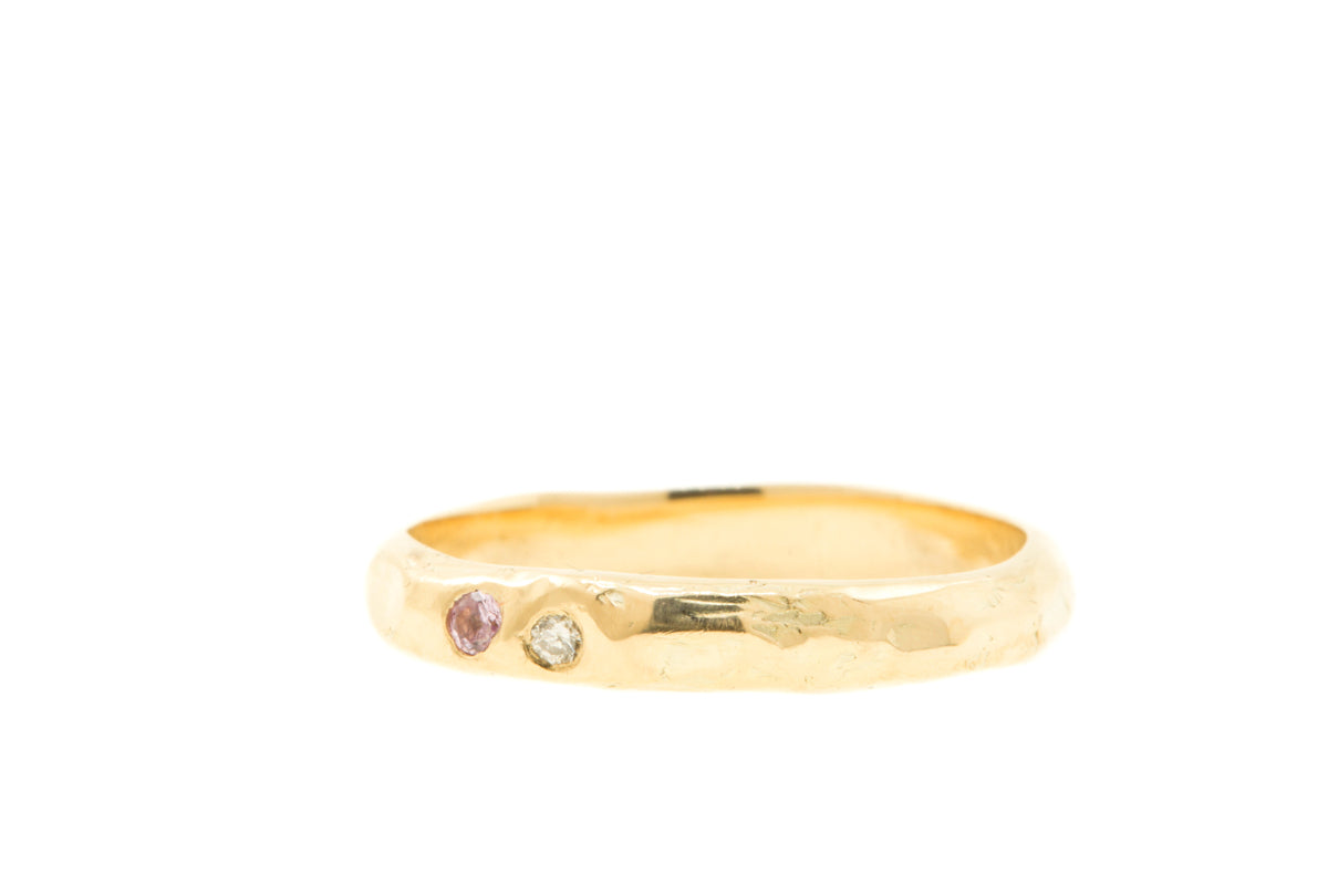 Handgemaakte & fairtrade geelgouden ring met roze saffier en diamantje - baargoud