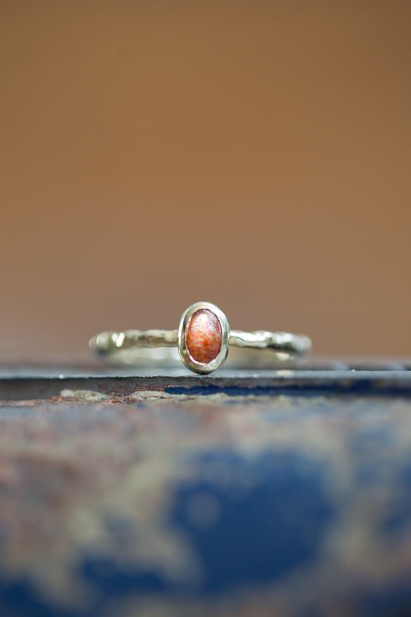 Fairtrade en handgemaakte ring met ovale cabochon zonnesteen.