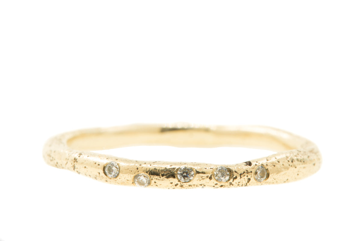 Handgemaakte en fairtrade fijne organische gouden ring met vijf kleine diamantjes