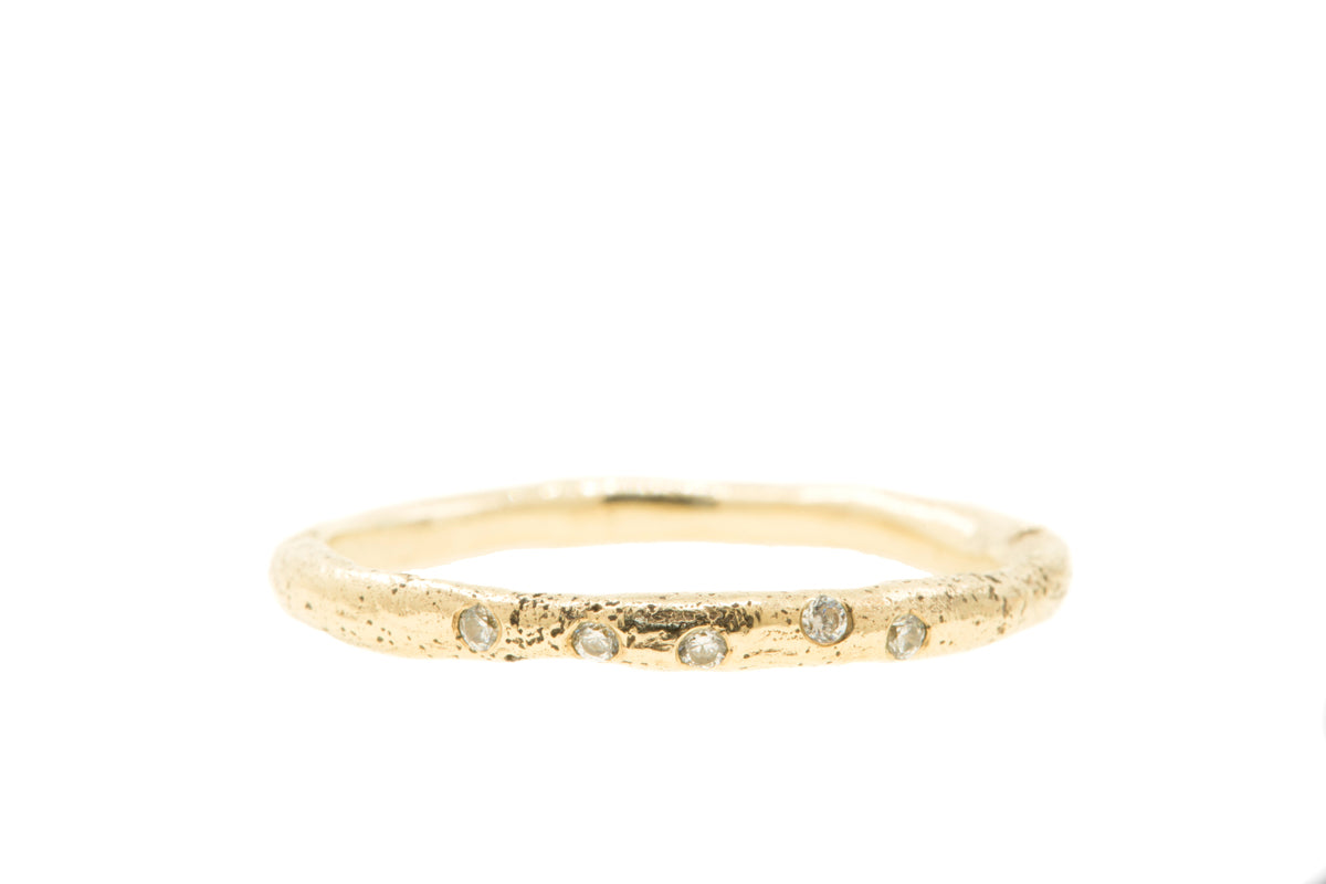 Handgemaakte en fairtrade fijne organische gouden ring met vijf kleine diamantjes