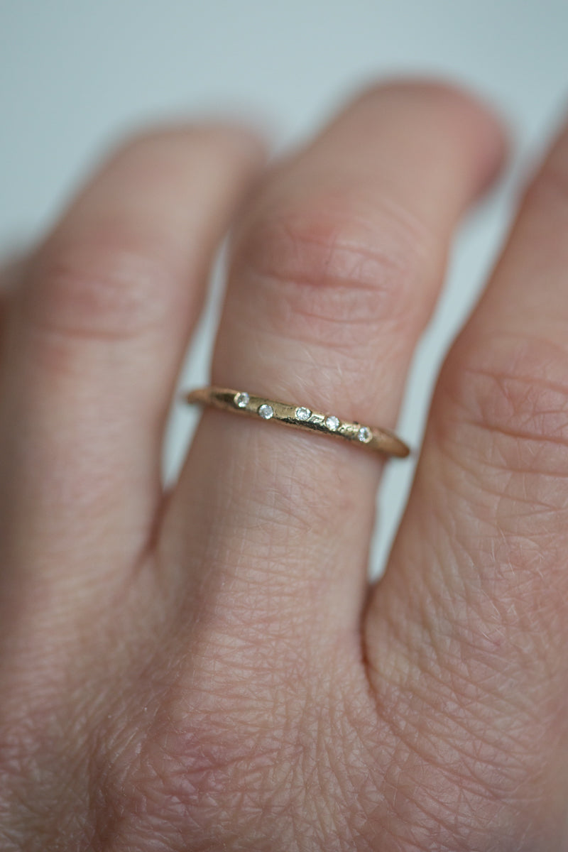 Handgemaakte en fairtrade fijne organische gouden ring met vijf kleine diamantjes