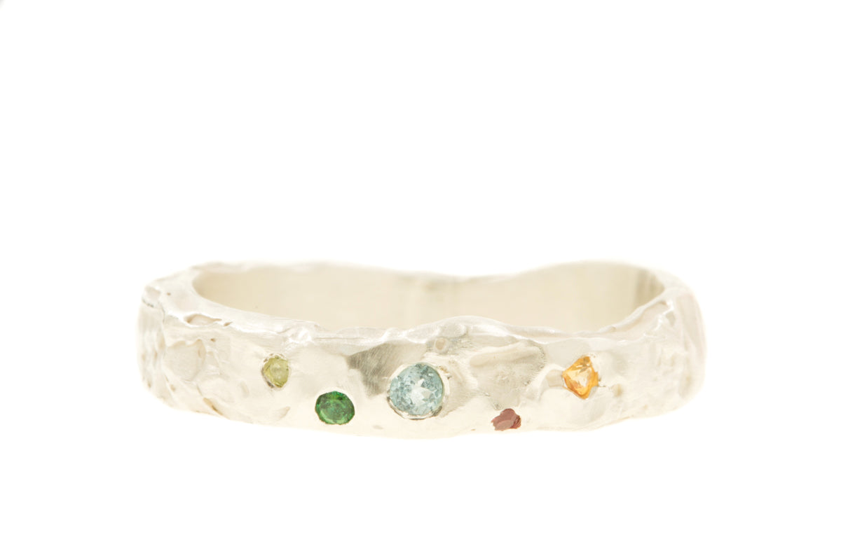 Handgemaakte en fairtrade organische zilveren ring met gekleurde edelstenen 