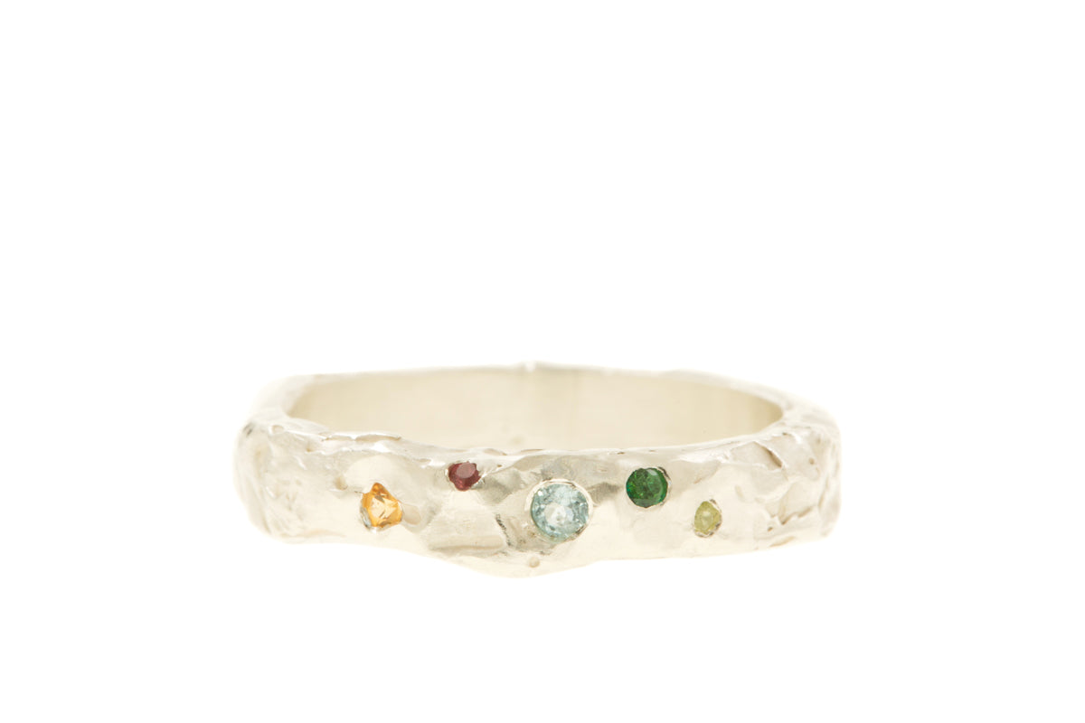 Handgemaakte en fairtrade organische zilveren ring met gekleurde edelstenen 