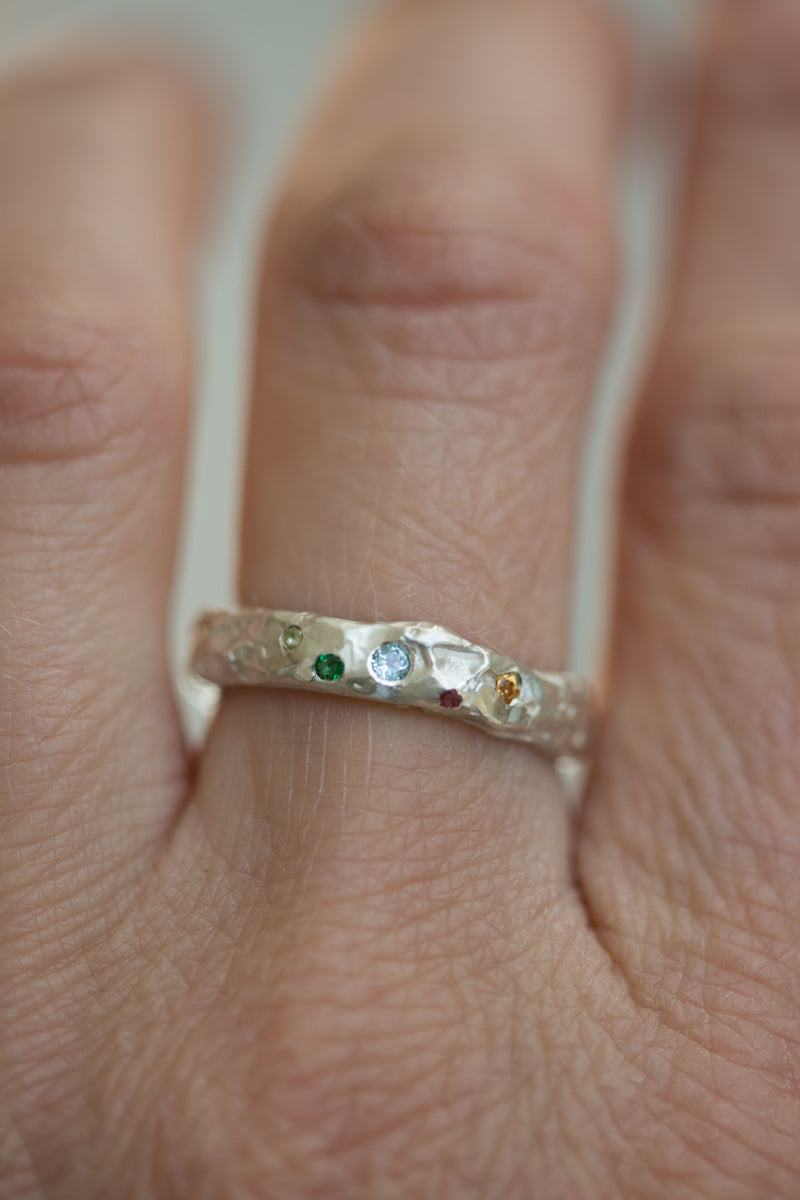 Handgemaakte en fairtrade organische zilveren ring met gekleurde edelstenen 