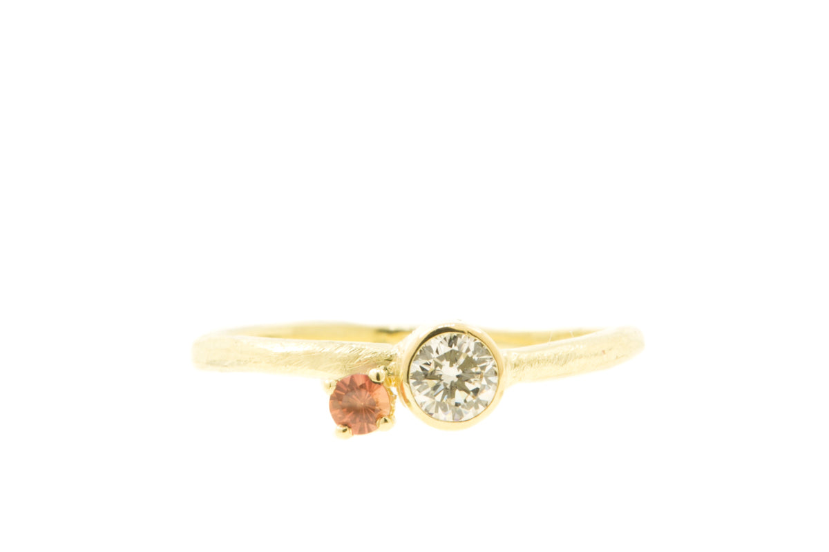 Handgemaakte en fairtrade organische gouden ring met diamant en saffier