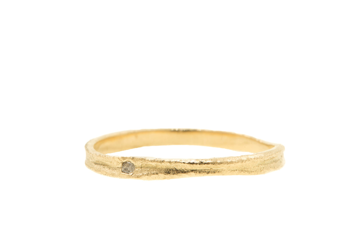 Handgemaakte en fairtrade organische en ruwe geelgouden ring met zout en peper diamantje