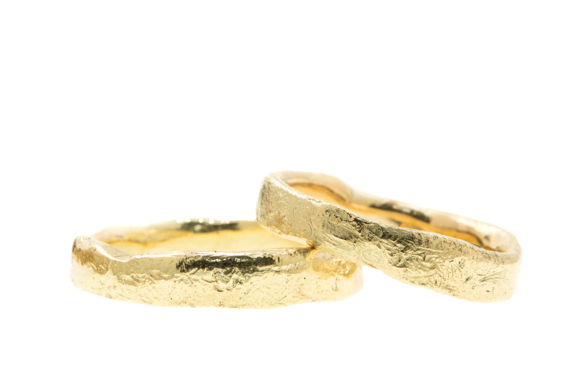 Handgemaakte en fairtrade geelgouden organische trouwringen met lichte structuur