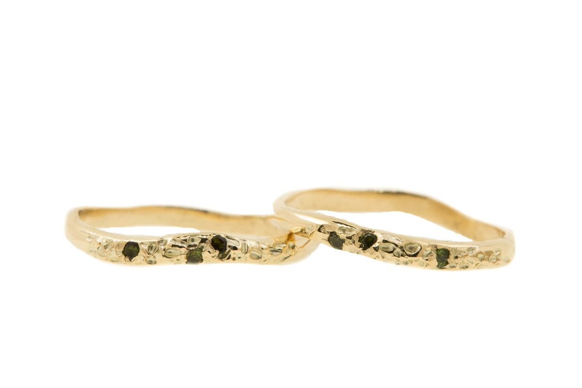 Handgemaakte & fairtrade geelgouden ringen met drie groene toermalijnen