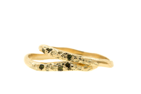 Handgemaakte & fairtrade geelgouden ringen met drie groene toermalijnen