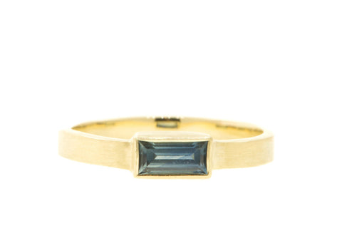 Handgemaakte en fairtrade gouden ring met baguette geslepen blauwe saffier