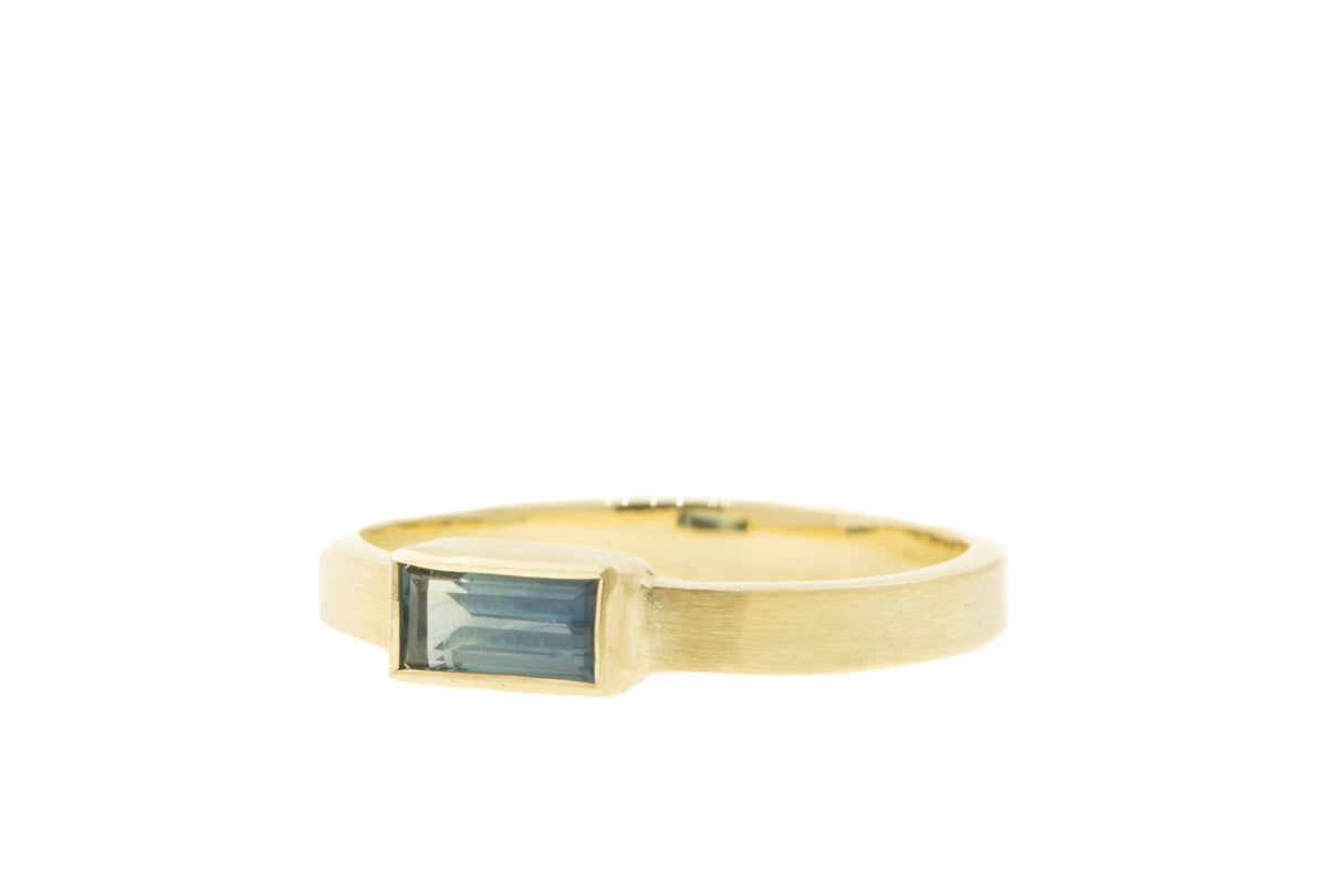 Handgemaakte en fairtrade gouden ring met baguette geslepen blauwe saffier