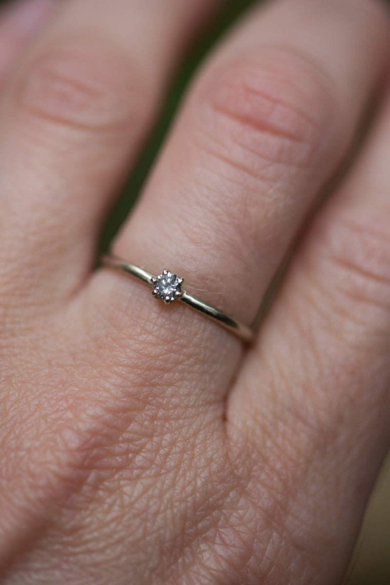 Handgemaakte en fairtrade fijne witgouden verlovingsring ring met peper en zout diamant in chaton
