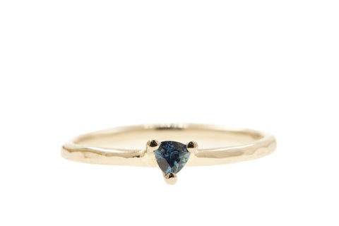 Handgemaakte en fairtrade gehamerde fijne witgouden ring met driehoekige saffier