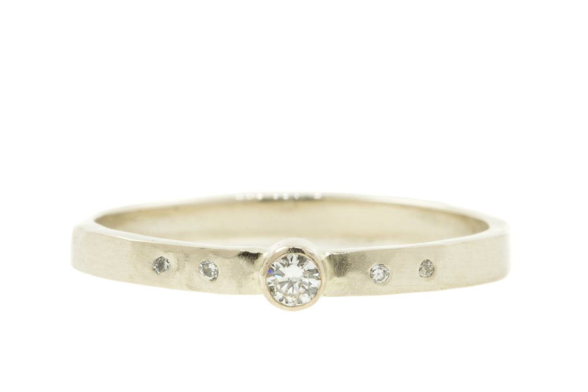 Handgemaakte en fairtrade fijne witgouden ring met vijf diamantjes
