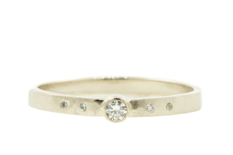Handgemaakte en fairtrade fijne witgouden ring met vijf diamantjes