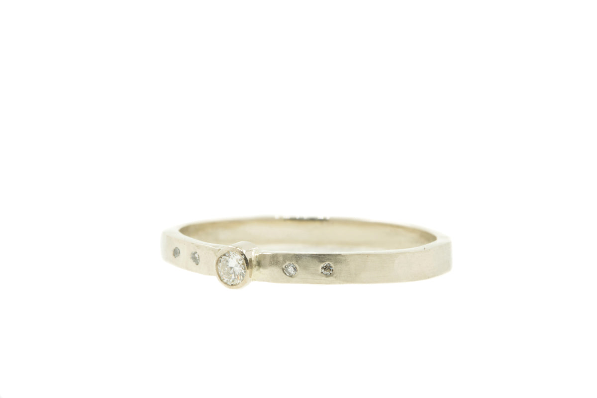 Handgemaakte en fairtrade fijne witgouden ring met vijf diamantjes