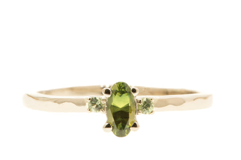 Handgemaakte en fairtrade witgouden verlovingsring met ovale bi-color saffier en twee groene saffiertjes