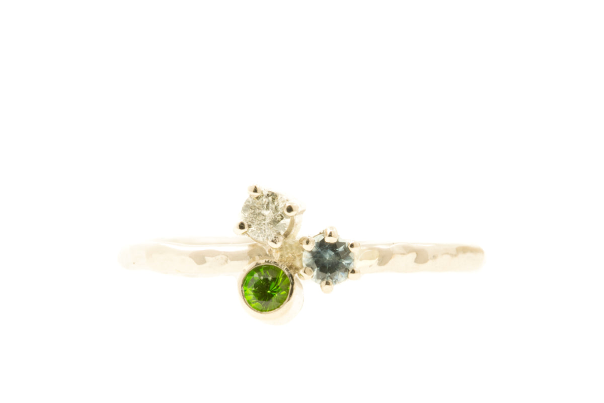 Handgemaakte en fairtrade fijne gouden ring met saffier, chroom diopside en diamant