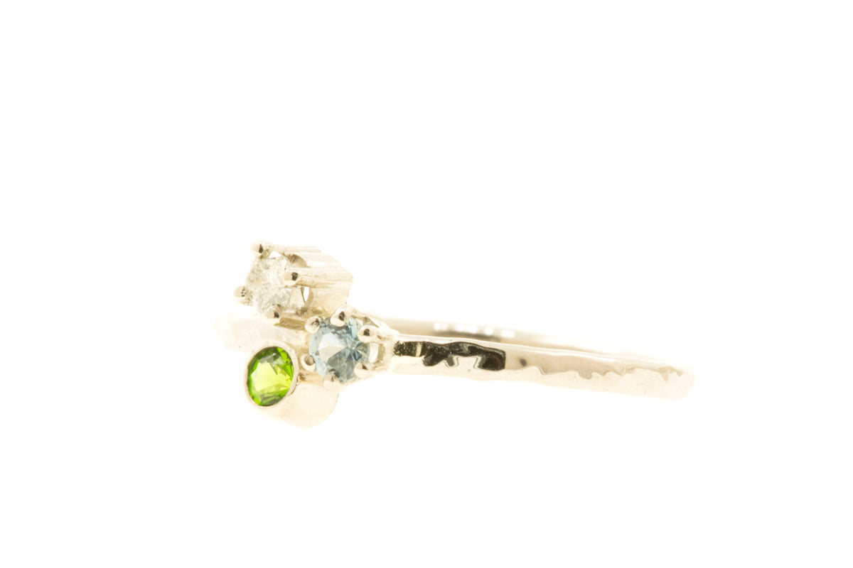 Handgemaakte en fairtrade fijne gouden ring met saffier, chroom diopside en diamant