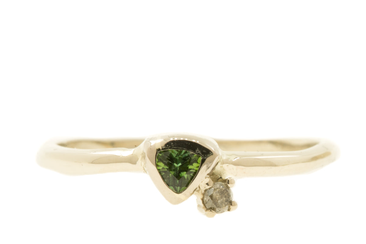 Handgemaakte en fairtrade fijne witgouden ring met driehoekige toermalijn en peper en zout diamantje