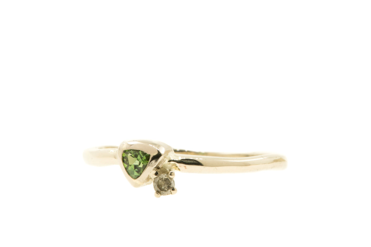 Handgemaakte en fairtrade fijne witgouden ring met driehoekige toermalijn en peper en zout diamantje
