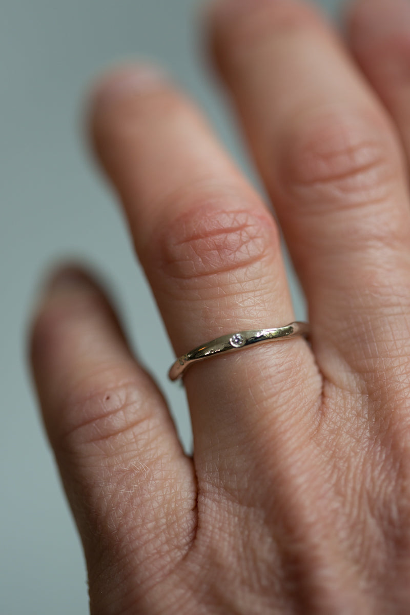 Fijne organische witgouden trouwringen met diamantje