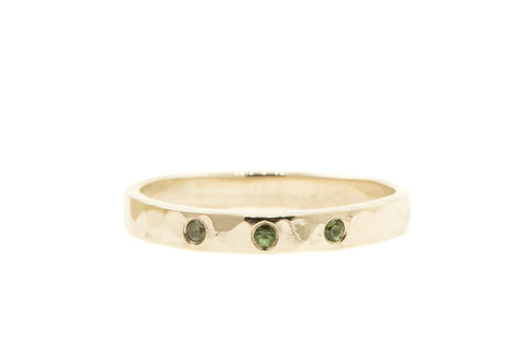 Handgemaakte en fairtrade ring van eerlijk goud met een drie groene saffiertjes