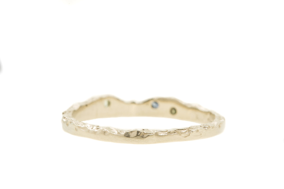 Handgemaakte en fairtrade deels organische witgouden ring met drie saffiertjes