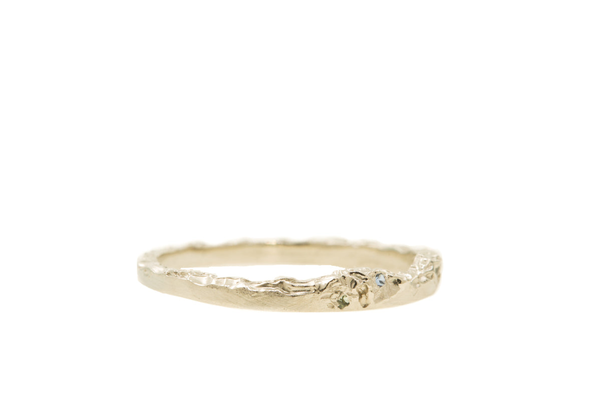 Handgemaakte en fairtrade deels organische witgouden ring met drie saffiertjes