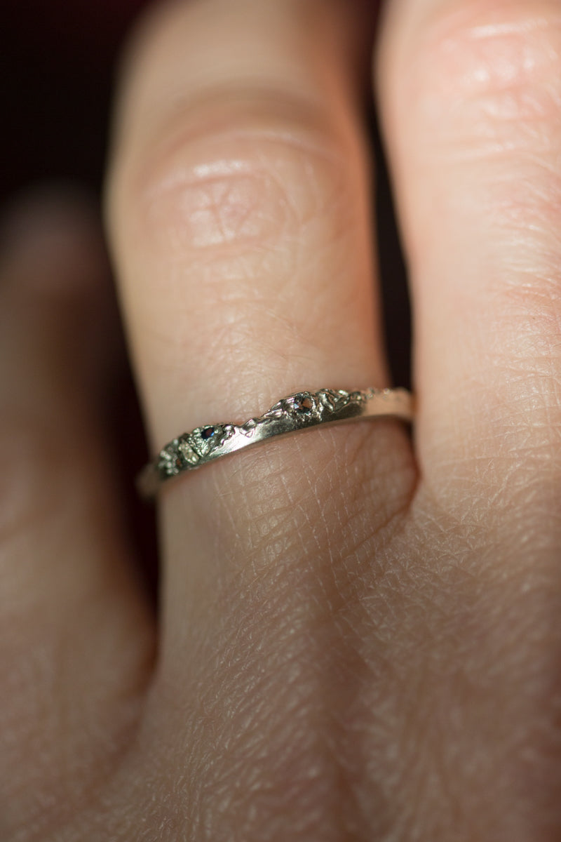 Handgemaakte en fairtrade deels organische witgouden ring met drie saffiertjes