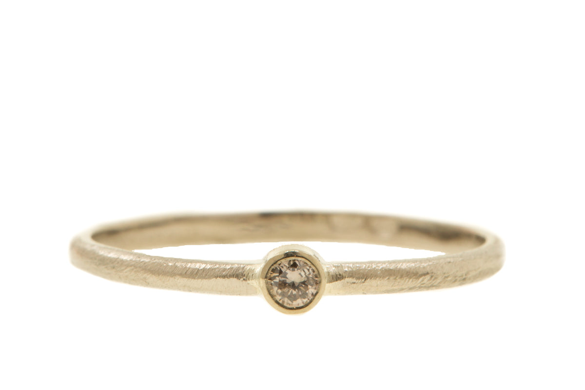 Handgemaakte en fairtrade fijne witgouden ring met lichtbruine diamant