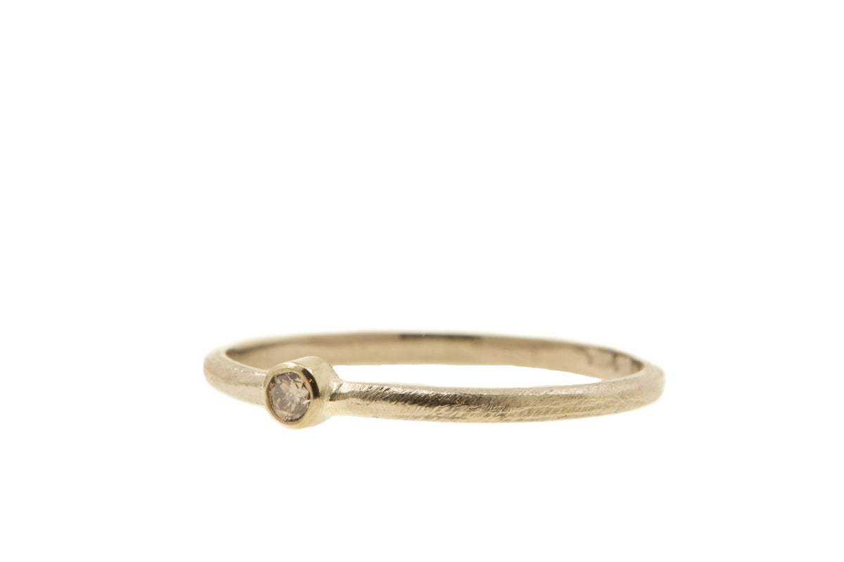 Handgemaakte en fairtrade fijne witgouden ring met lichtbruine diamant