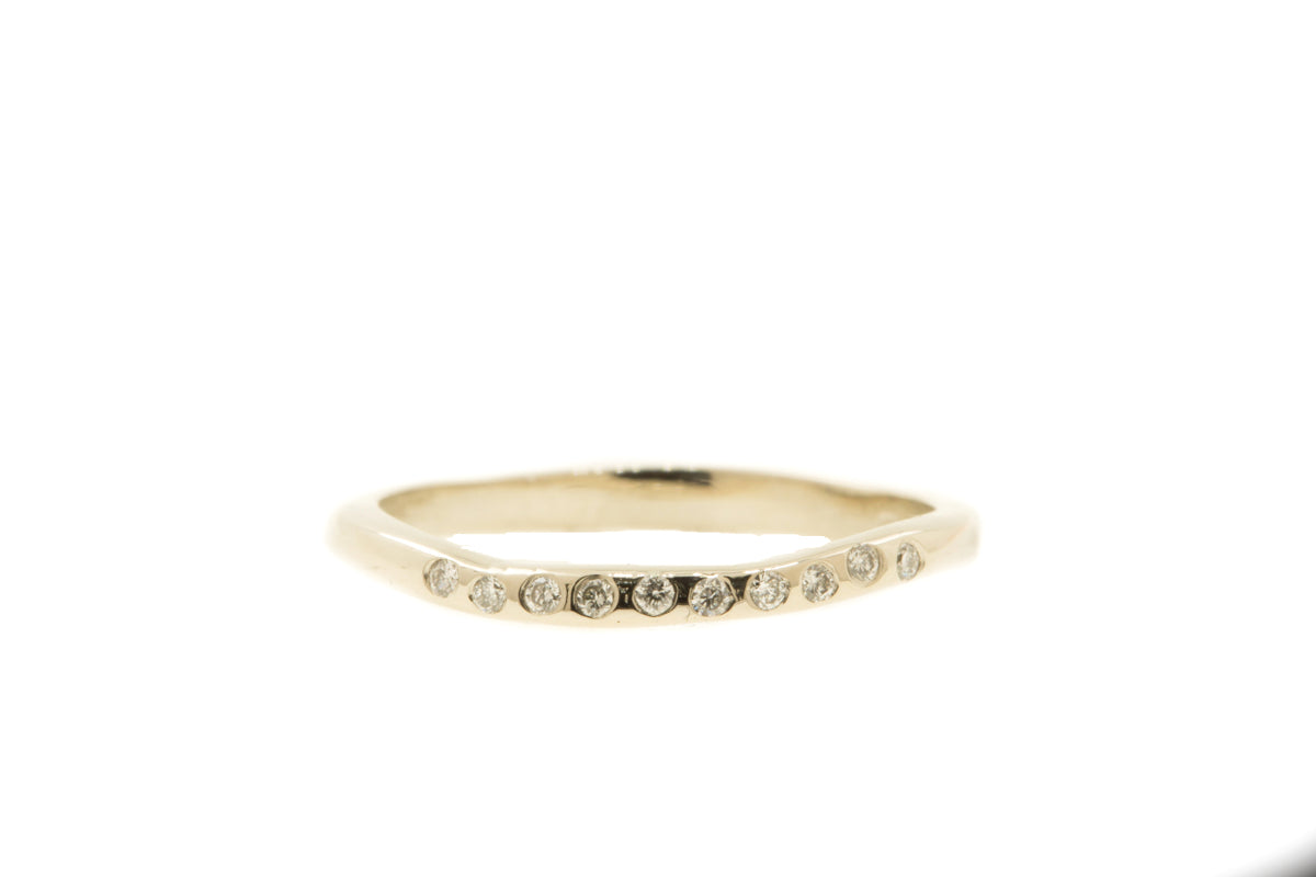Handgemaakte en fairtrade witgouden organische ring met tien kleine diamantjes