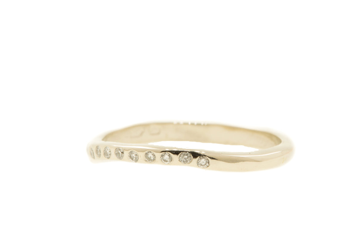 Handgemaakte en fairtrade witgouden organische ring met tien kleine diamantjes