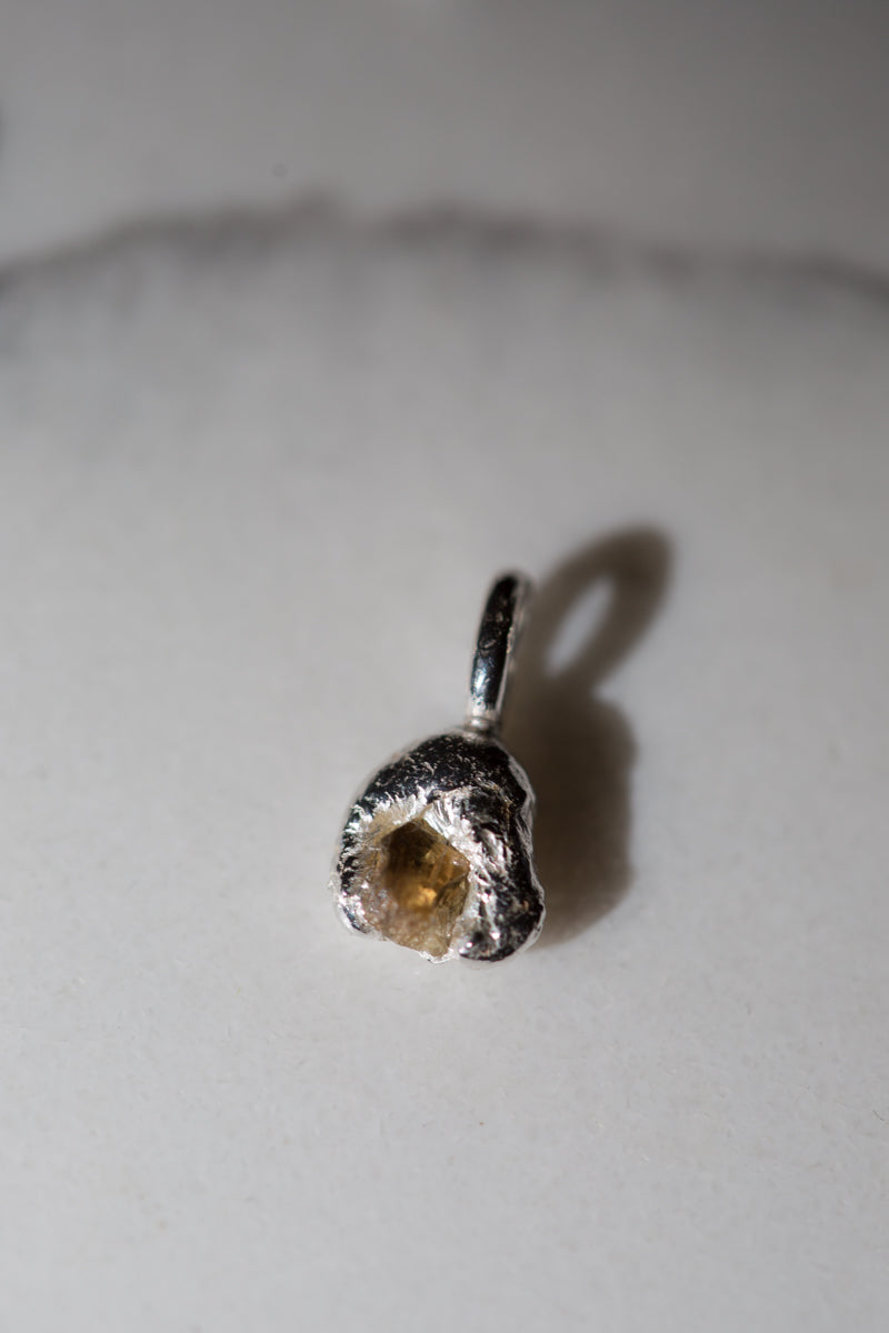 Handgemaakt zilveren kettinkje met een hanger en de geboortesteen van september een saffier. 