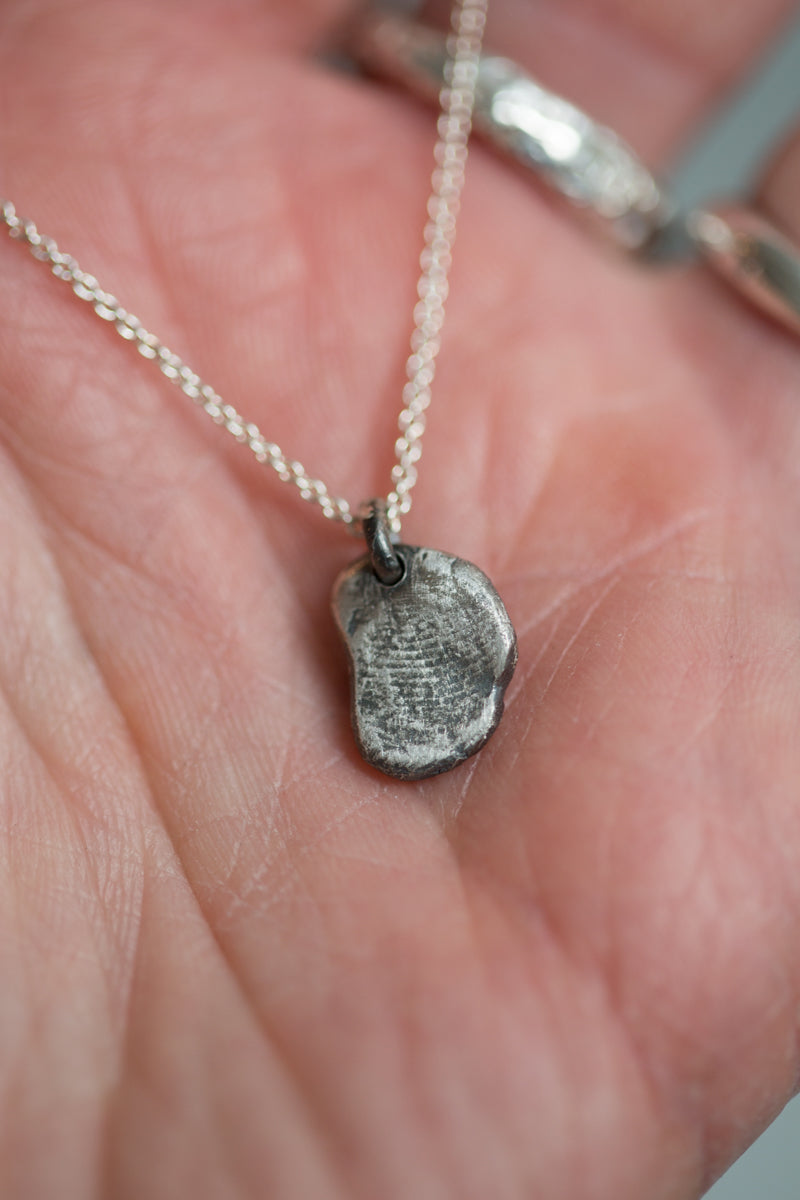 Zilveren ketting met asymmetrische vingerafdruk hanger