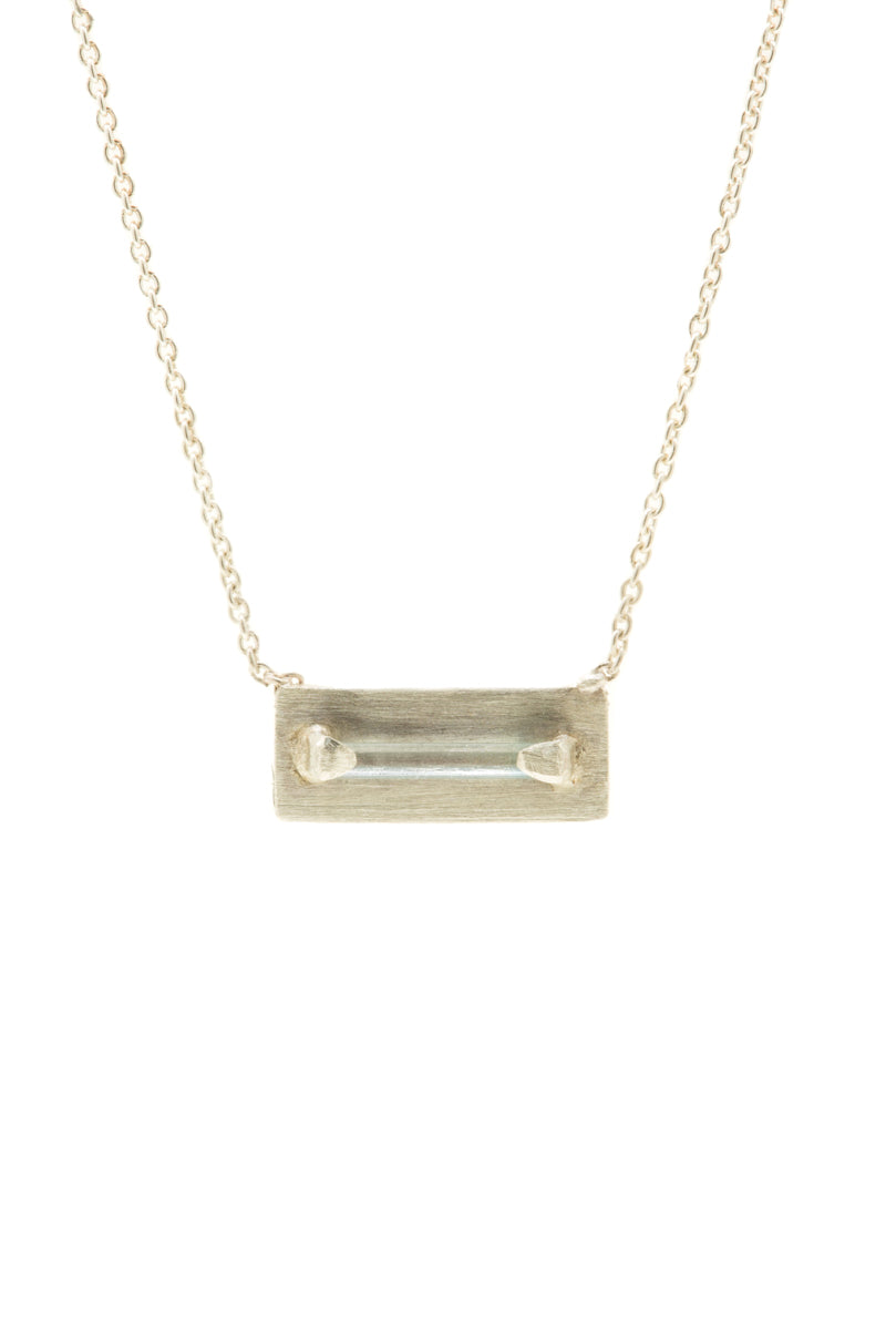 Handgemaakt zilveren kettinkje met een geometrische hanger een toermalijn staafje. 