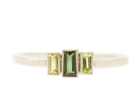 Handgemaakte en fairtrade zilveren ring met groene baguette toermalijn en peridot