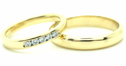 Handgemaakte en fairtrade trouwringen van geelgoud met briljant geslepen diamantjes