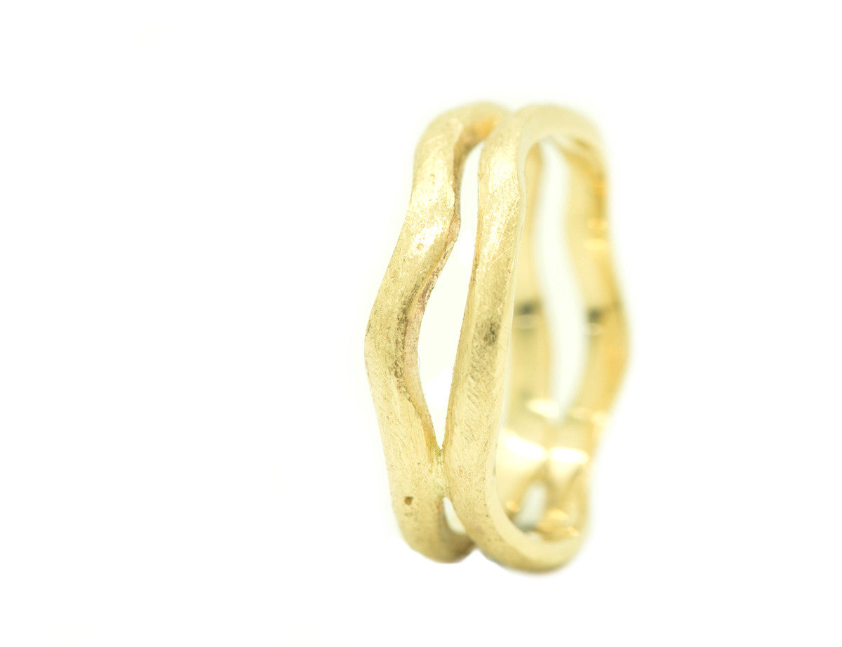 Handgemaakte en fairtrade gouden dubbele ruwe organische ring
