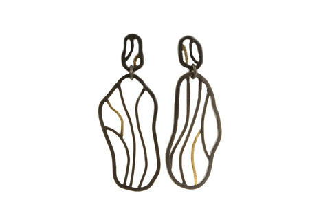 Handgemaakt & Fairtrade geoxideerde zilveren en gouden oorbellen in asymmetrische lijnen