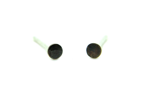 Minimalistische zilveren & geoxideerde handgemaakte en fairtrade oorbellen in de vorm van cirkels