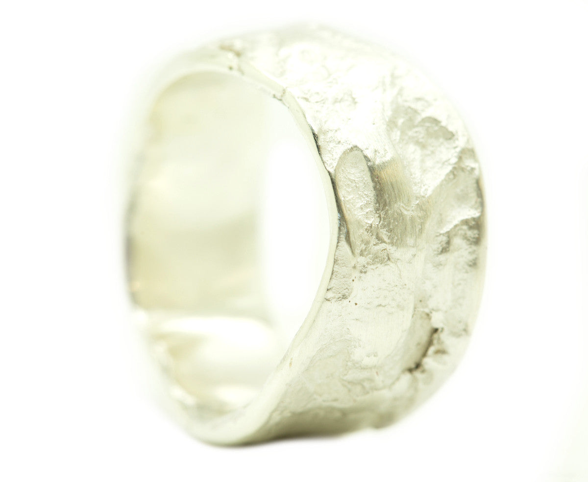 Handgemaakte en fairtrade brede zilveren ring met boomstam relief