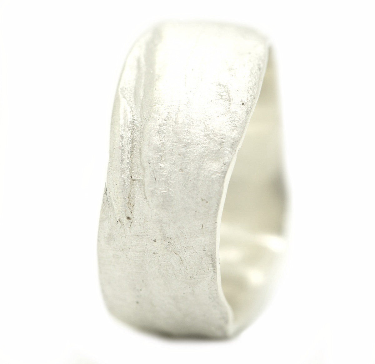 Handgemaakte en fairtrade brede zilveren ring met hout relief