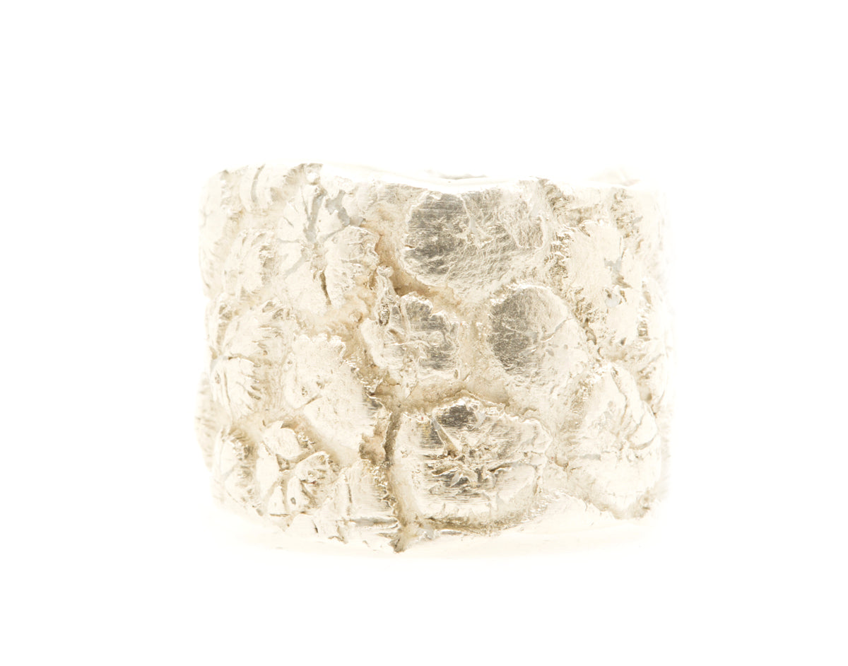 Handgemaakte en fairtrade brede zilveren ring met koraalpatroon